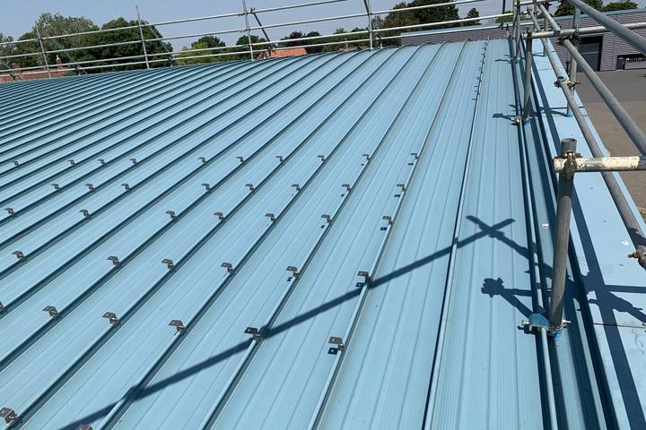 Profiled metal sheet roof at roof level