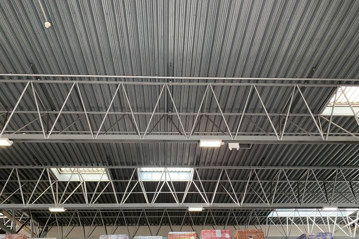 Steel lattice girders carrying a profiled metal deck